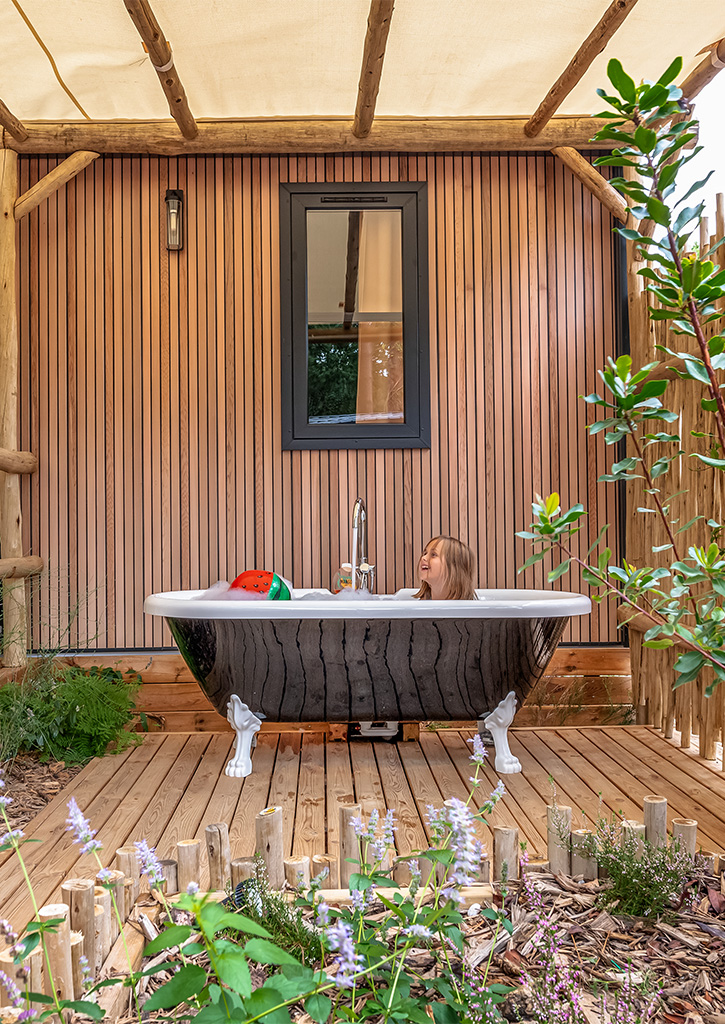 concept innovant une baignoire exterieure