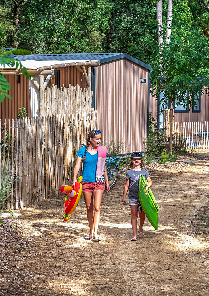 flower camping au bois des biches allee