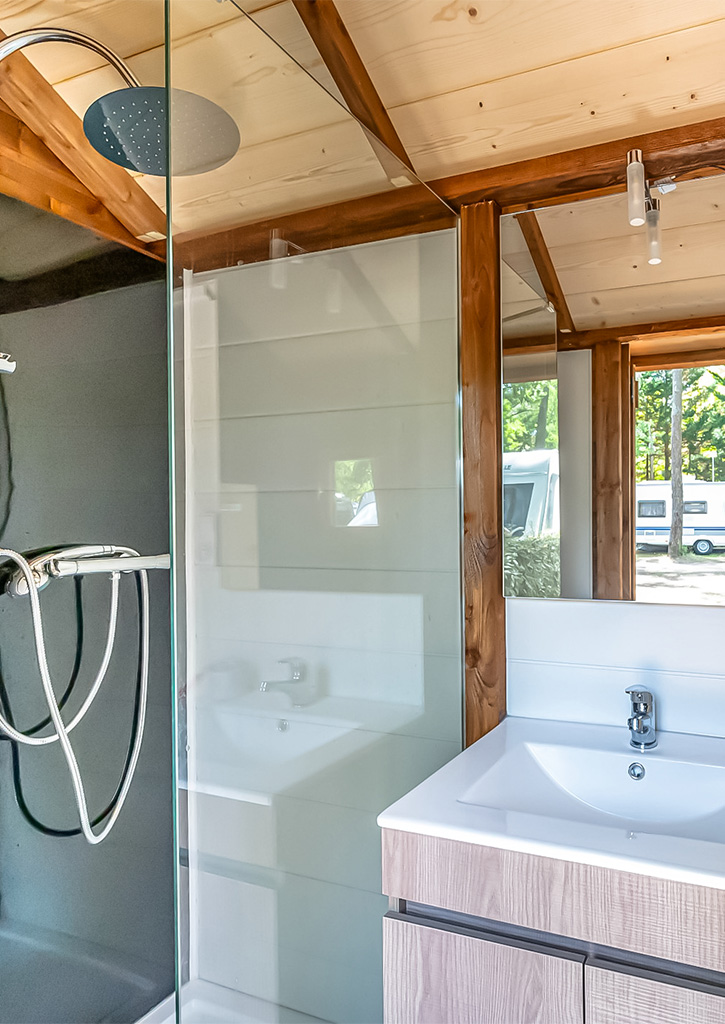 le quartier des emplacements avec sanitaires prives